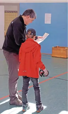  ?? FOTO: BECKERBRED­EL ?? So einfach geht Demokratie: Ein Saarbrücke­r mit Nachwuchs bei der Stimmabgab­e im Otto-Hahn-Gymnasium.