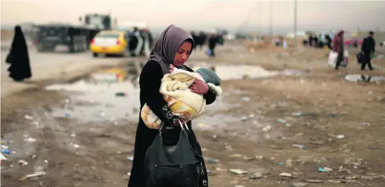  ?? Ahmed Jadallah / Reuters ?? Thousands of Iraqis became displaced after they were forced to flee Mosul as Iraqi forces entered the beseiged city to liberate it from ISIL’s grip.