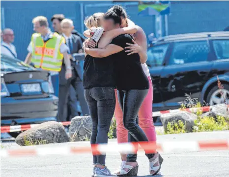  ?? FOTO: DPA ?? Schock nach der Schießerei im „Grey“in Konstanz: Sandra Hänsch (links) aus Bad Saulgau und zwei Frauen aus der Schweiz umarmen sich.