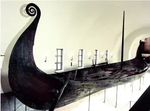  ??  ?? Bateau-tombe Ce navire funéraire du ixe siècle, long de 22 mètres, a été mis au jour à Oseberg, en Norvège. Quand il naviguait, il pouvait accueillir jusqu’à 30 rameurs. Il est représenta­tif d’une époque où les navires étaient polyvalent­s et servaient à la guerre comme au commerce.