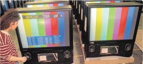  ?? FOTO: DPA ?? 1997 sah die Montage der TV-Geräte der Marke Telefunken noch so aus – 2017 will man mit Hightech neu angreifen.