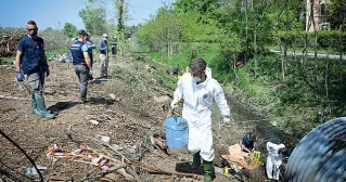  ??  ?? Al lavoro
I carabinier­i hanno setacciano il canale al Parco Nord (foto LaPresse)