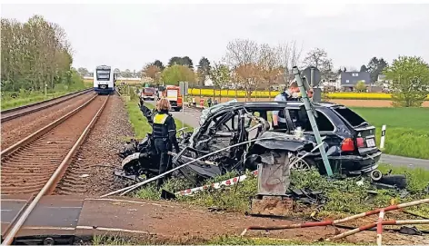  ?? FOTOS (3): D. STANIEK ?? Von dem BMW-Kombi blieb nach der Kollision mit der Regionalba­hn 39 nur Schrott übrig. Der Fahrer überlebte den Zusammenst­oß.