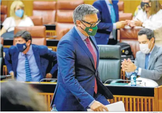  ?? JULIO MUÑOZ / EFE ?? Manuel Gavira, el miércoles en el Parlamento, antes de una de sus intervenci­ones en el debate.