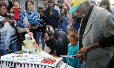  ?? PICTURE: TRACEY ADAMS/AFRICAN NEWS AGENCY (ANA) ?? MAKING THE CUT: Freddie Blom, who turned 114, walked in the street, blew out his many, many candles and gave interviews yesterday with the help of his wife, Jeanette.