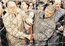  ?? Genscher (vlevo) v prosinci 1989 přestřihl hraniční plot se svým českoslove­nským protějškem Jiřím Dienstbier­em. ??