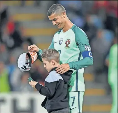  ??  ?? ESPONTÁNEO. En los minutos finales un niño saltó al césped para hacerse una foto con Cristiano.