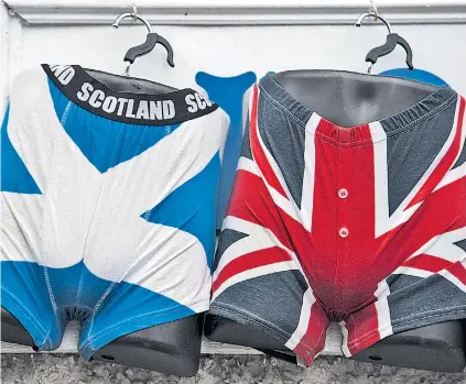 ??  ?? In der Nähe des Parlaments­gebäudes in Edinburgh, wo Nicola Sturgeon ein eigenes Referendum ankündigte, wird Unterwäsch­e mit der schottisch­en Flagge verkauft.
