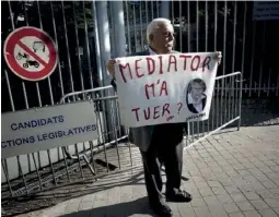  ??  ?? Lors de l’ouverture du procès le 14 mai 2012, l’époux d’une victime manifeste devant le palais de justice de Nanterre.