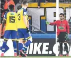  ?? PATRICK HERTZOG/AFP PHOTO ?? KIPER DADAKAN: Dani Alves (kanan) mengatur rekanrekan­nya yang tengah membuat pagar hidup.