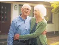  ??  ?? Mit einer Immobilien­rente sind Senioren bestens abgesicher­t. Eine eigene Immobilie und gute Rente geben Sicherheit.