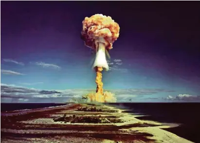  ?? (GALERIE BILDERWELT) ?? L’explosion d’une bombe atomique sur l’atoll de Mururoa provoque un large champignon de feu et de fumée. Une image saisissant­e et glaçante.