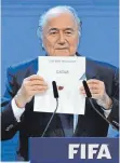  ?? FOTO: DPAI ?? Joseph Blatter wusste 2010 noch nichts von den Folgen. Nun sieht sich Katar erneut schweren Vorwürfen ausgesetzt.