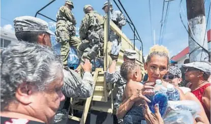  ?? (AP) ?? Urgencias. Miles de personas perdieron todas sus pertenenci­as e intentan rehacer su vida en Puerto Rico.