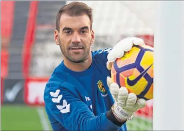  ??  ?? ADIÓS CAPITÁN. Manolo Reina pondrá punto y final hoy a stu etapa en el Nàstic de Tarragona.