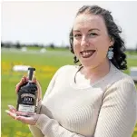  ?? NIAGARA COLLEGE ?? Niagara College student Emma Cuthbert holds a bottle of Twisted Berry Gin, which recently won a gold medal at the U.S. Open Whiskey and Spirits competitio­n.