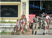  ?? AFP PHOTO ?? RELEASE ME
Prison security officials prepare for the release of nearly 6,000 inmates — including a British ex-diplomat and a former adviser to ousted leader Aung Sang Suu Kyi — outside Insein prison in Yangon on Thursday, Nov. 17, 2022.