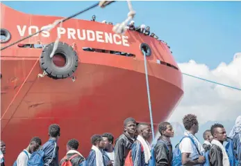  ?? FOTO: DPA ?? Flüchtling­e verlassen in Salerno ein Rettungssc­hiff der Organisati­on „Ärzte ohne Grenzen“.