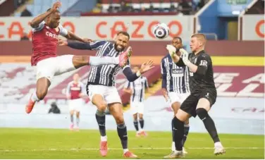  ?? Associated Press ?? ↑
Aston Villa’s Keinan Davis (left) scores his side’s second goal during the English Premier League match against West Bromwich on Sunday.