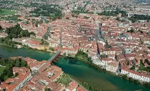  ??  ?? Sul Brenta Il Ponte degli Alpini a Bassano del Grappa