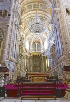  ??  ?? Inside the Cathedral of Evora