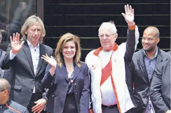  ??  ?? ► Ricardo Gareca, la premier Mercedes Aráoz y el Presidente Kuczynski.