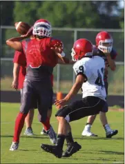  ?? LARRY GREESON / For the Calhoun TImes ?? Sonoravill­e’s Trent Daniel (left) throws in front of the pressure of Alex Macias.