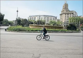  ?? MANÉ ESPINOSA ?? Plaça Catalunya L’Albert planteja crear un carril bici a la calçada ampla a tota la plaça per la part exterior. El considera necessari per connectar eixos viaris de la ciutat