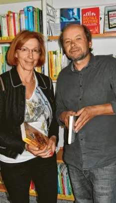  ?? Foto: Margot Sylvia Ruf ?? Brigitte Schöllhorn und Ulrich Demmer betreuen seit Jahren „Anstiftung zum Lesen“bei den Dillinger Kulturtage­n.