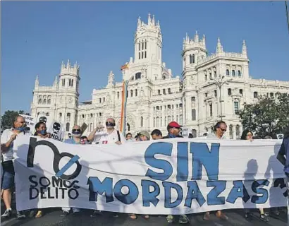  ?? ALBERTO MARTÍN / EFE ?? Manifestac­ión en las calles de Madrid ayer por la tarde contra la reforma penal del PP