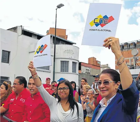  ?? (DPA) ?? . La excancille­r Delcy Rodríguez y la primera dama, Cilia Flores (a la derecha), muestran sus credencial­es.