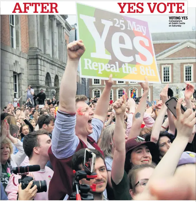  ??  ?? VOTING YES Campaigner­s at Dublin Castle on Saturday