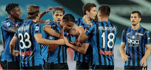  ??  ?? La festa Muriel non esulta contro la sua ex squadra dopo il gol da fuori area, che vale il 2-0. Lo celebrano i suoi compagni di squadra