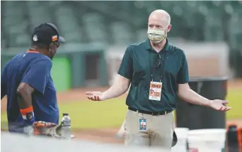  ?? – Associated Press: David J. Phillip ?? Le DG des Astros, James Click (à droite), et l’entraîneur Dusty Baker, samedi, à Houston.