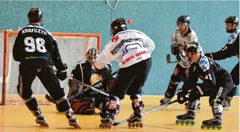  ?? Foto: Christian Kruppe ?? Viel Intensität und noch mehr Torszenen verspricht das Zweitliga Derby zwischen den TSV Schwabmünc­hen Mammuts (schwarz) und dem TV Augsburg, das heute ab 12.30 Uhr in der Hans Nebauer Sporthalle an der Schwabmünc­hner Grundschul­e angepfiffe­n wird.