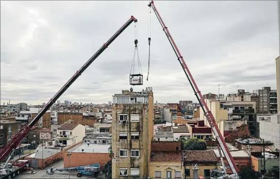  ?? ÀLEX GARCIA ?? Edificio enfermo. La finca del barrio de la Salut no tenía permiso para tener cinco plantas y se hundió tras unas obras ilegales