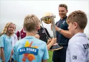  ?? Stephen Wright ?? Jos Buttler meets some young fans