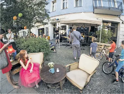  ??  ?? Bobo-Idylle am Berliner Prenzlauer Berg als Beispiel einer gentrifizi­erten Lebenskult­ur: Dass nicht alle an diesem Tisch Platz finden, wird allzu leicht vernachläs­sigt.