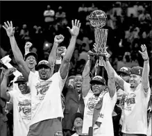  ?? Afp ?? • Los jugadores de los Raptors celebran el triunfo sobre los Warriors que les dio el campeonato.