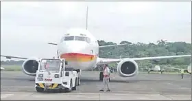  ??  ?? Het toestel van de SLM dat gisteren te maken kreeg met een birdstrike. Het vliegtuig zal voorlopig niet ingezet kunnen worden op de regionale route.