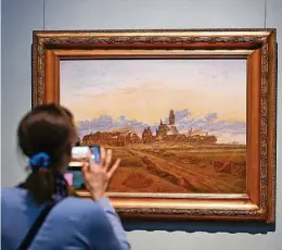  ?? Foto: dpa ?? Blick in die Schau „Caspar David Friedrich. Unendliche Landschaft­en“anlässlich des 250. Geburtstag­es des Künstlers in der Alten Nationalga­lerie Berlin.
