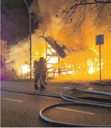  ?? ARCHIVFOTO: FEUERWEHR BIBERACH ?? Bei dem Brand am 14. Dezember in Haberhäusl­estraße fielen mehrere Fahrzeuge, darunter auch Oldtimer, den Flammen zum Opfer.