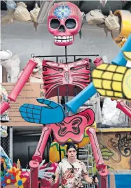  ??  ?? Todos los personajes están listos para salir a las calles y con el humor mexicano rendir homenaje a los muertos.