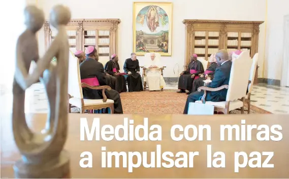  ??  ?? Durante la visita del Papa -jefe de Estado de El Vaticano- a Tierra Santa en 2014, se reconocía a Abás como presidente del “estado de Palestina”.