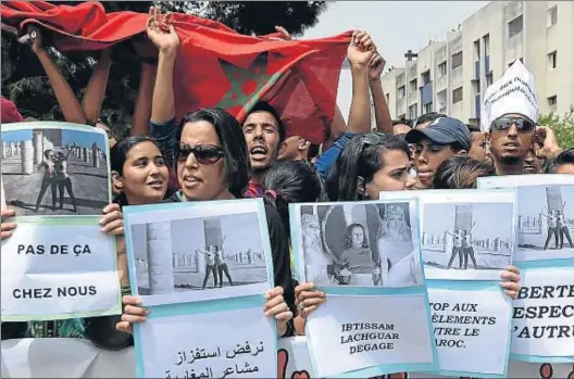  ?? FADEL SENNA / AFP ?? Un grupo de hombres y mujeres, el pasado junio, manifestán­dose en Rabat contra la acción de dos activistas de Femen en Marruecos