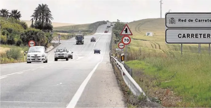  ??  ?? Varios vehículos, ayer circulando por la N-432, que enlaza Granada con Badajoz, a su paso por Córdoba