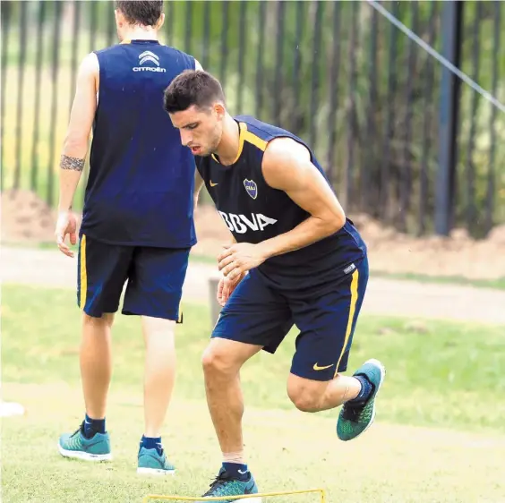  ?? JORGE SANCHEZ ?? En el medio. Mientras los clubes tratan de cerrar su transferen­cia soñada a Europa, Jonathan Calleri sigue de pretempora­da en Boca.