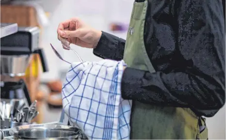  ?? ARCHIVFOTO: PATRICK SEEGER/DPA ?? Mitarbeite­r in der Gastronomi­e müssen von Kurzarbeit­ergeld leben – oder haben als Aushilfen derzeit gar kein Einkommen. Gastronome­n fürchten, ihre Leute deshalb zu verlieren.