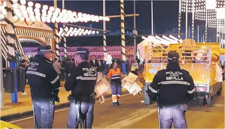  ?? EMERGENCIA­S SEVILLA ?? Agentes de la Policía Local vigilan en una de las calles del interior del Real de la Feria.