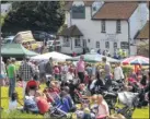  ?? FM2614610 ?? Crowds at the duck race